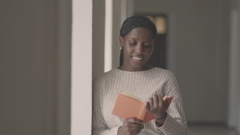 Bonita-Mujer-Negra-Leyendo-Un-Libro