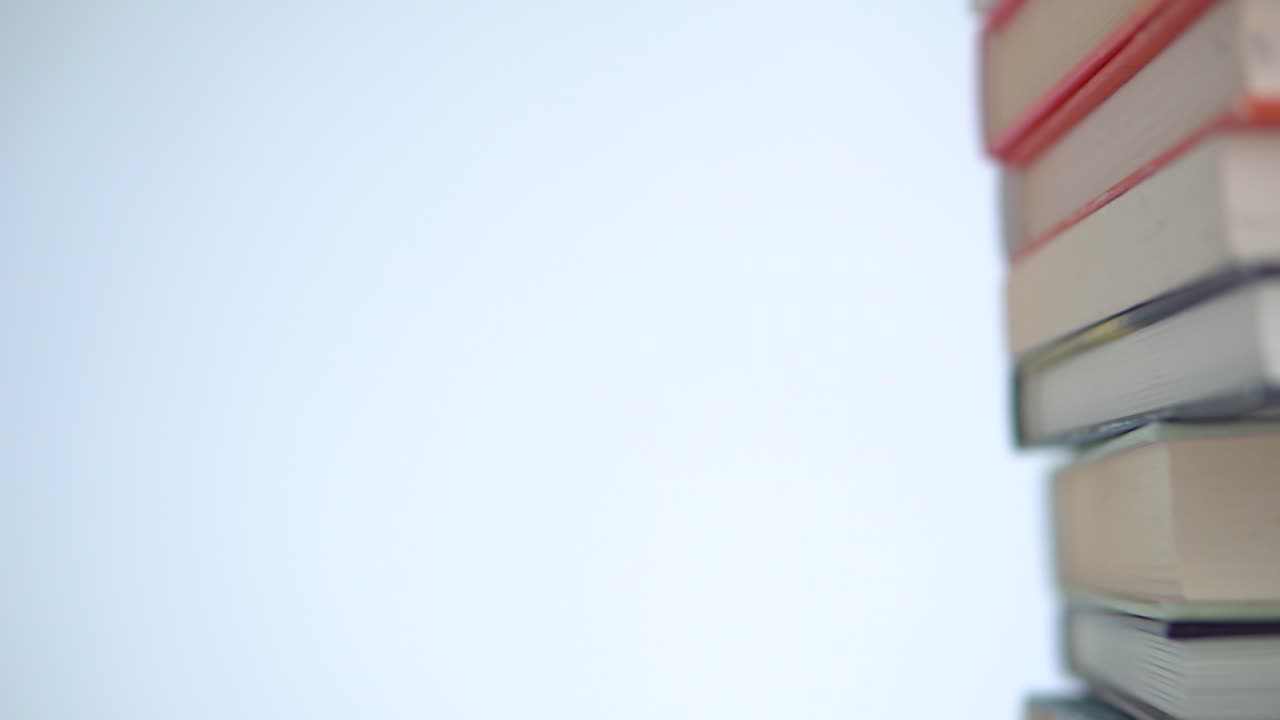 primer plano de los libros en la hoguera