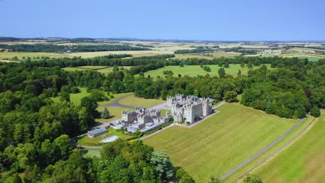 Vista-Aérea-Del-Famoso-Castillo-Y-Jardín-Escocés-En-Las-Fronteras-Escocesas,-Famoso-Monumento-En-Kelso,-Escocia,-Reino-Unido