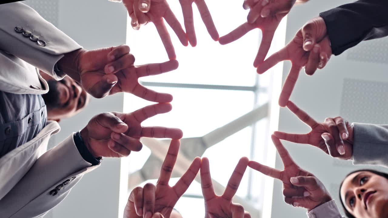 사업가 들, 스타 들, 손 들 이 함께 모여서