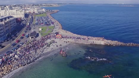 fotografía aérea de un barco vikingo atracando y atacando la playa de salthill, galway