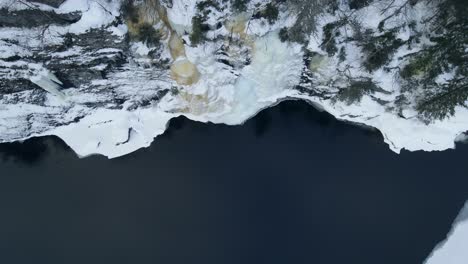 Drohnenaufnahmen-Eines-Wunderschönen-Gefrorenen-Wasserfalls-In-Südnorwegen