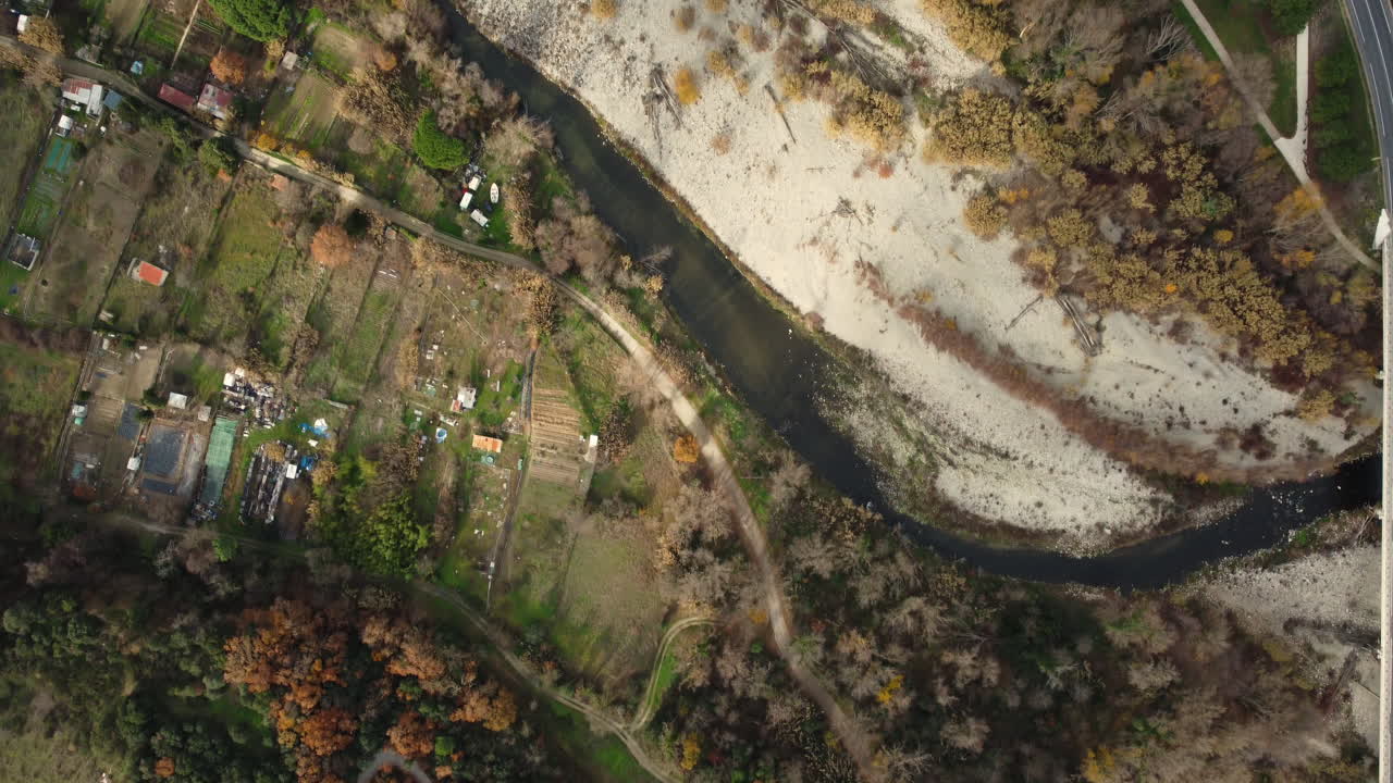vista aérea del río y las tierras de cultivo