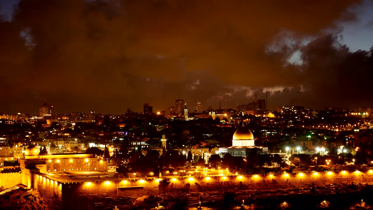 Lyse lys fra Jerusalems gamleby over Al-Aqsa