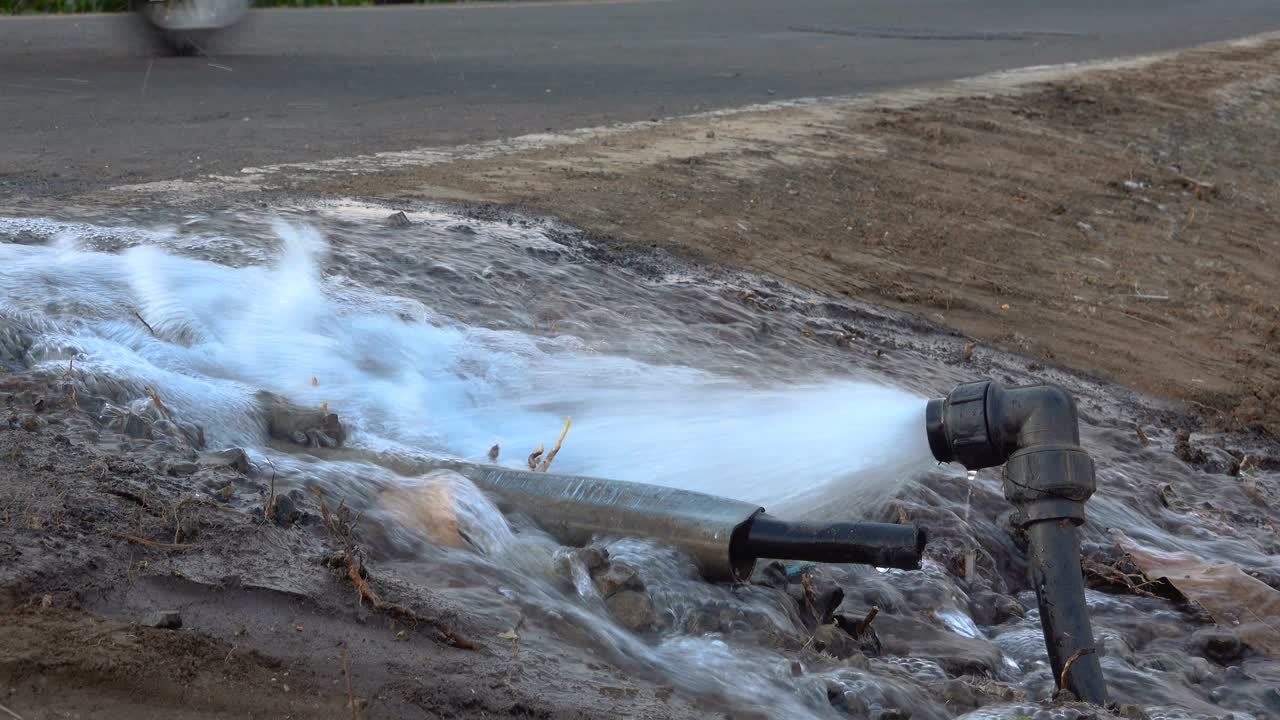도로 에 있는 배관 파이프가 깨졌기 때문에 많은 물이 손실되었습니다.