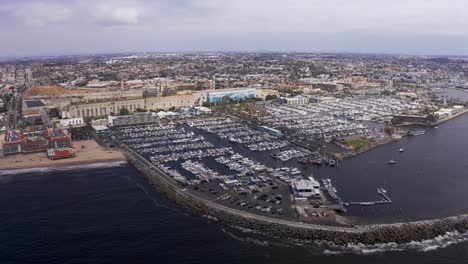 tomada aérea de la marina de king harbor en la playa de redondo, california