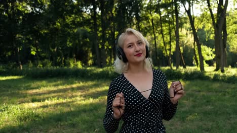 girl-in-the-park-listens-to-music-and-has-fun