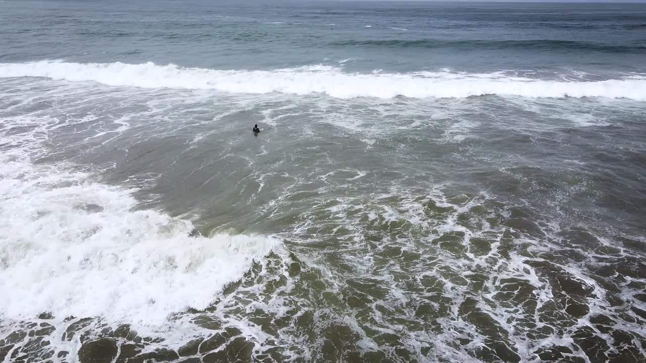 완벽한 파도를 위해 선상에서 참을성 있게 기다리는 서퍼