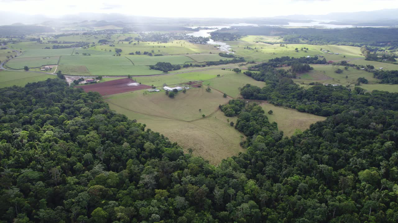 Vista in lontananza del Lago Tinaroo dal Parco Nazionale dei Laghi Vulcanici vicino al Lago Eacham nelle Atherton Tablelands, Queensland