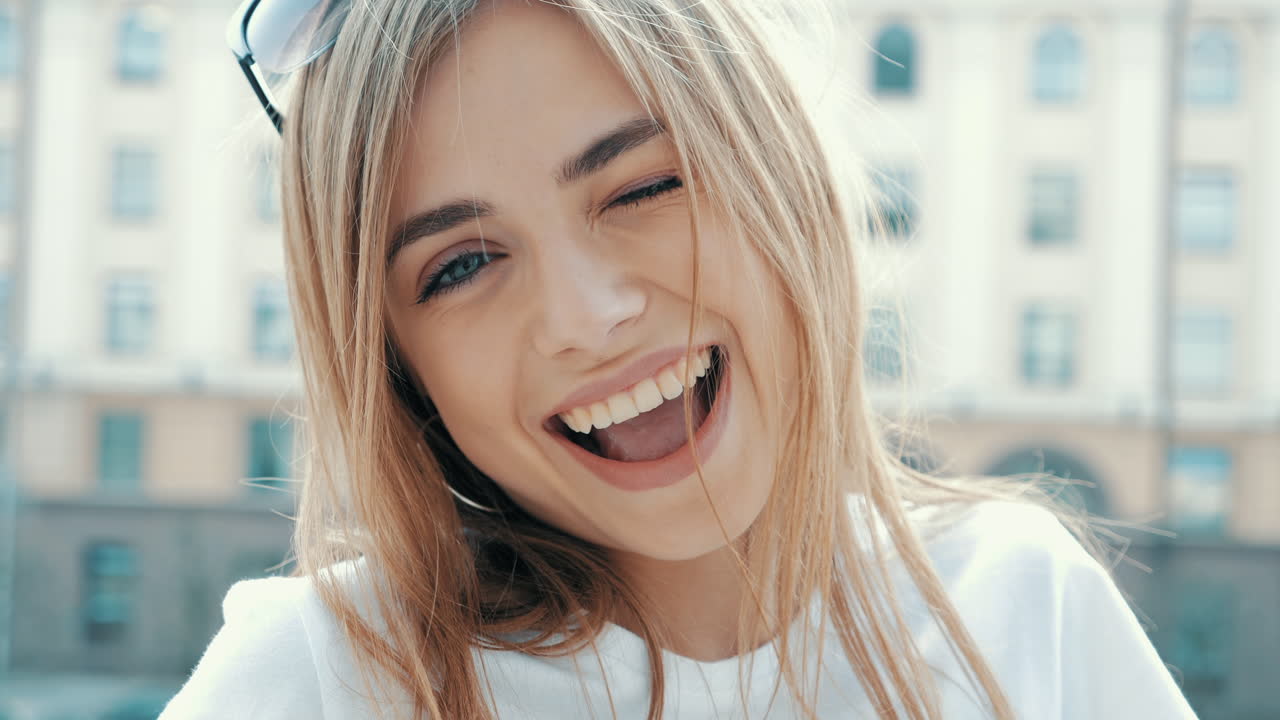 mujer sonriente al aire libre