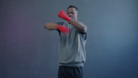 hombre practicando boxeo
