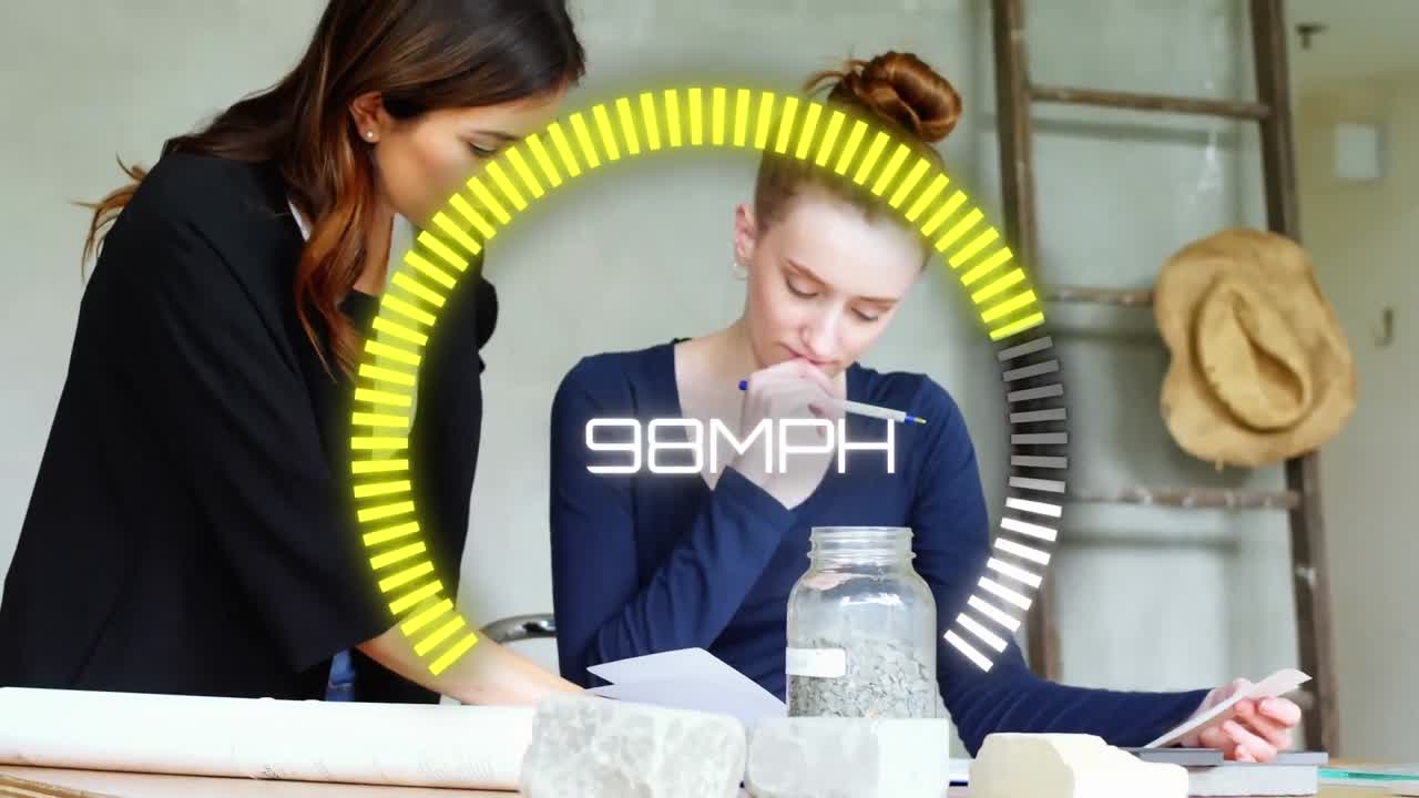 animación del velocímetro con número cambiante sobre compañeras de trabajo caucásicas examinando productos