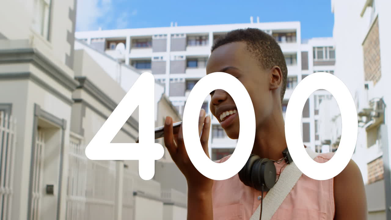 animación de números cambiando sobre una mujer hablando en un teléfono inteligente