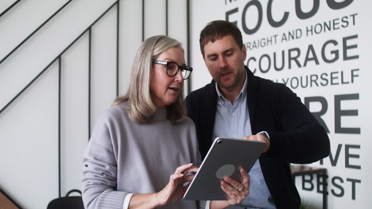 estudiante adulto y maestro en el aula