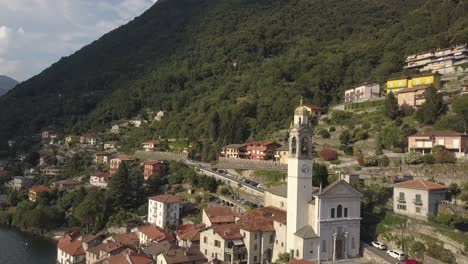 イタリア、ネッソのコモ湖の隣にあるイタリアの山々にある典型的なイタリアの村の航空写真