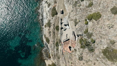 Luftaufnahme-Der-Küste-Von-Cap-De-Creus-In-Katalonien-Mit-Haus-Mit-Blick-Aufs-Meer