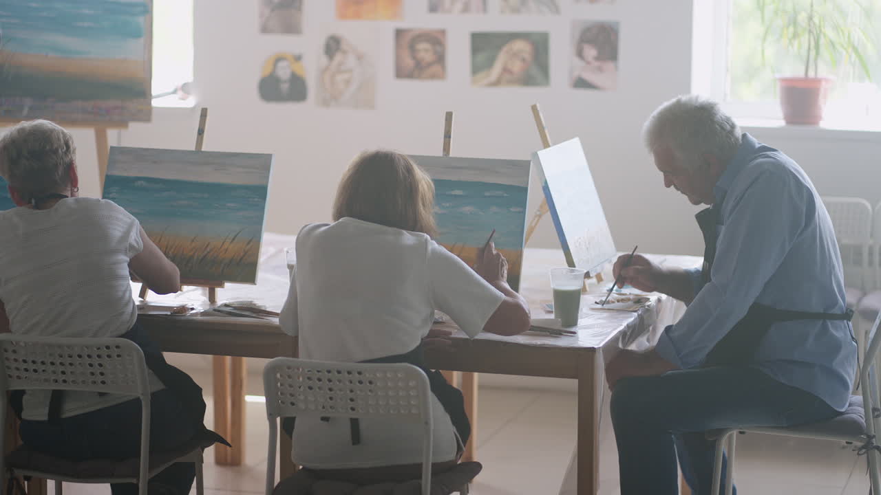 노인 남성과 여성은 그림을 배 ⁇ 니다.