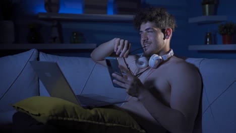 un joven charlando con su novia por teléfono.