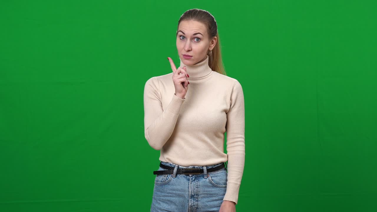 mujer seria sacudiendo el dedo gesticulando no en la pantalla verde. retrato de una dama caucásica regañando en fondo chromakey