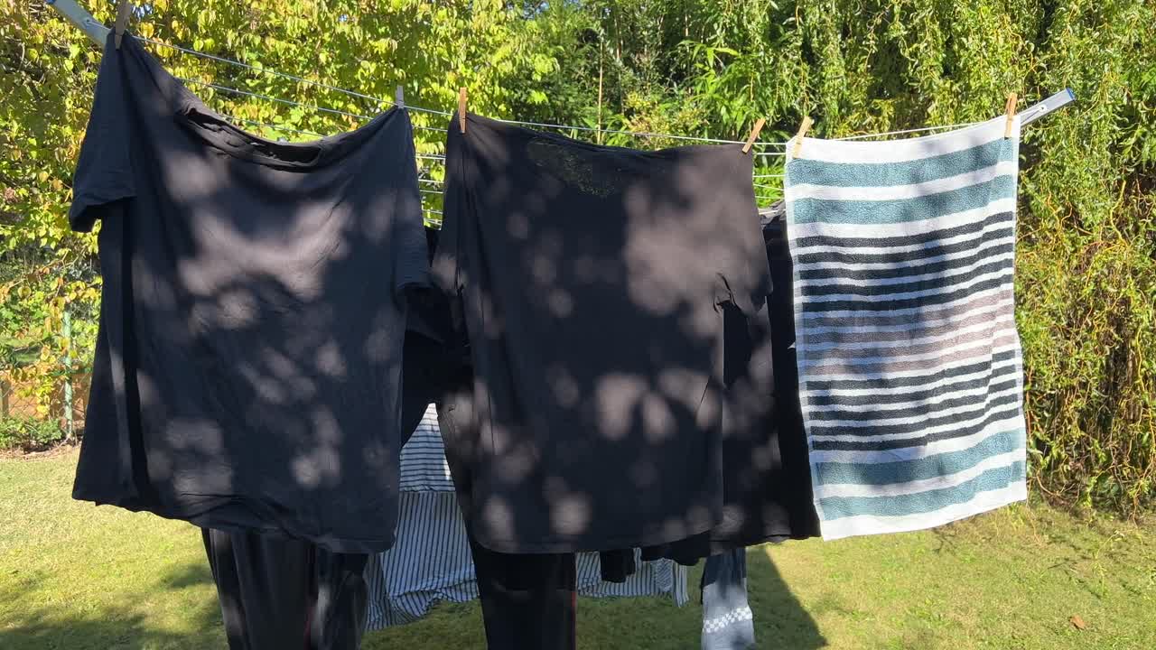 정원에서 옷줄에 옷을 건조시키는 것