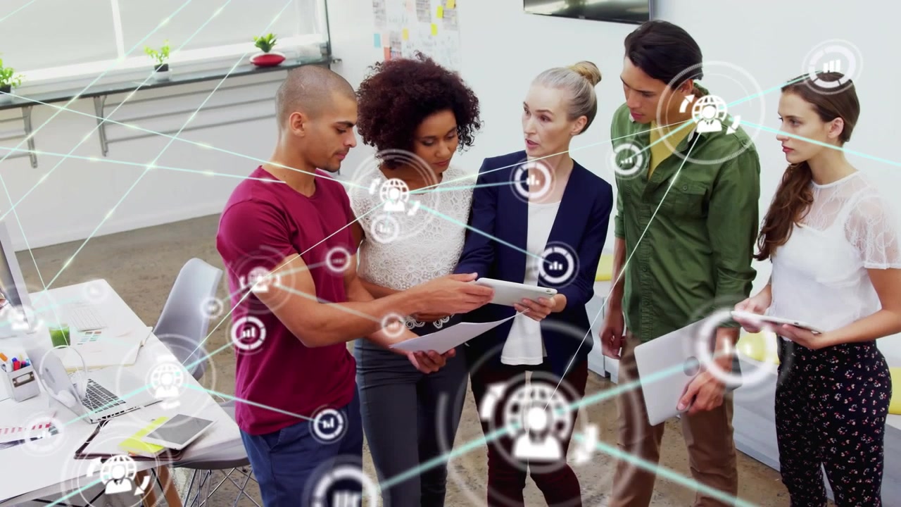 Team professionale eterogeneo che collabora in un ufficio moderno con sovrapposizione di rete digitale