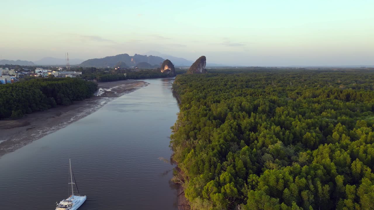 barco de vela por la noche manglar río krabi tailandia