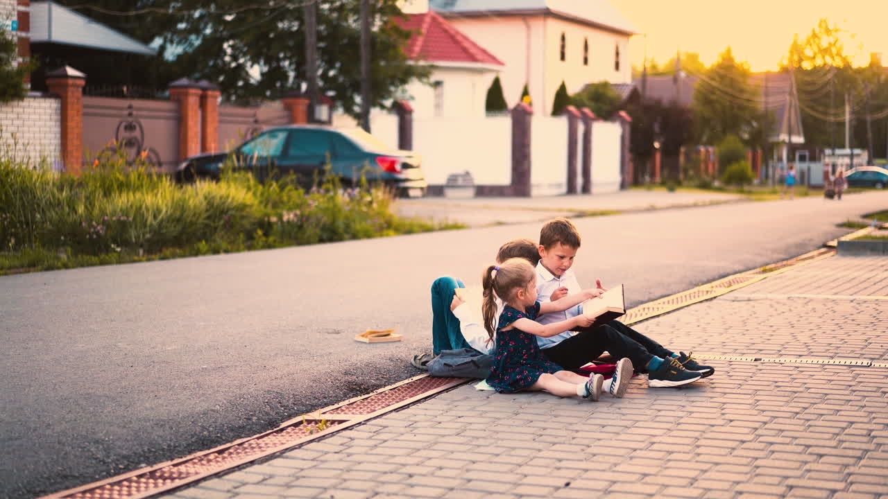 ⁇  셔츠 를 입은 학생 이 친구 들 에게 앉아 있는 책 을 버린다