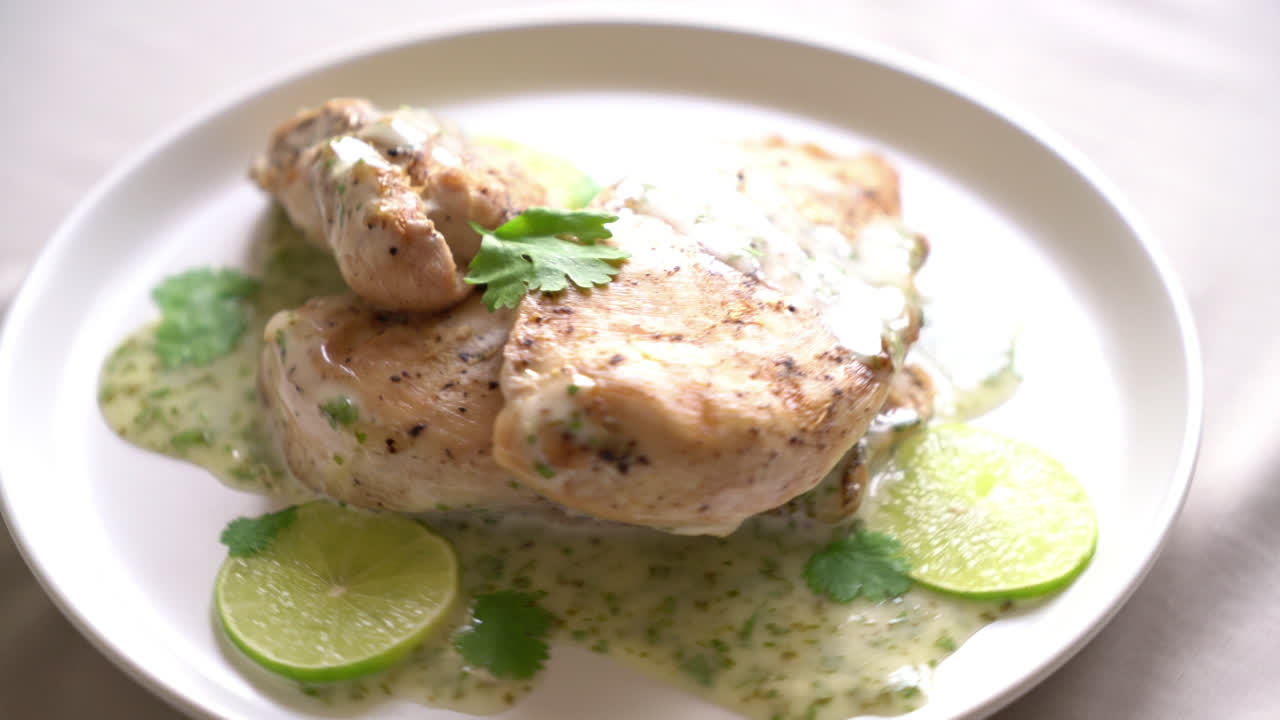 pechuga de pollo a la parrilla con salsa de lima y limón