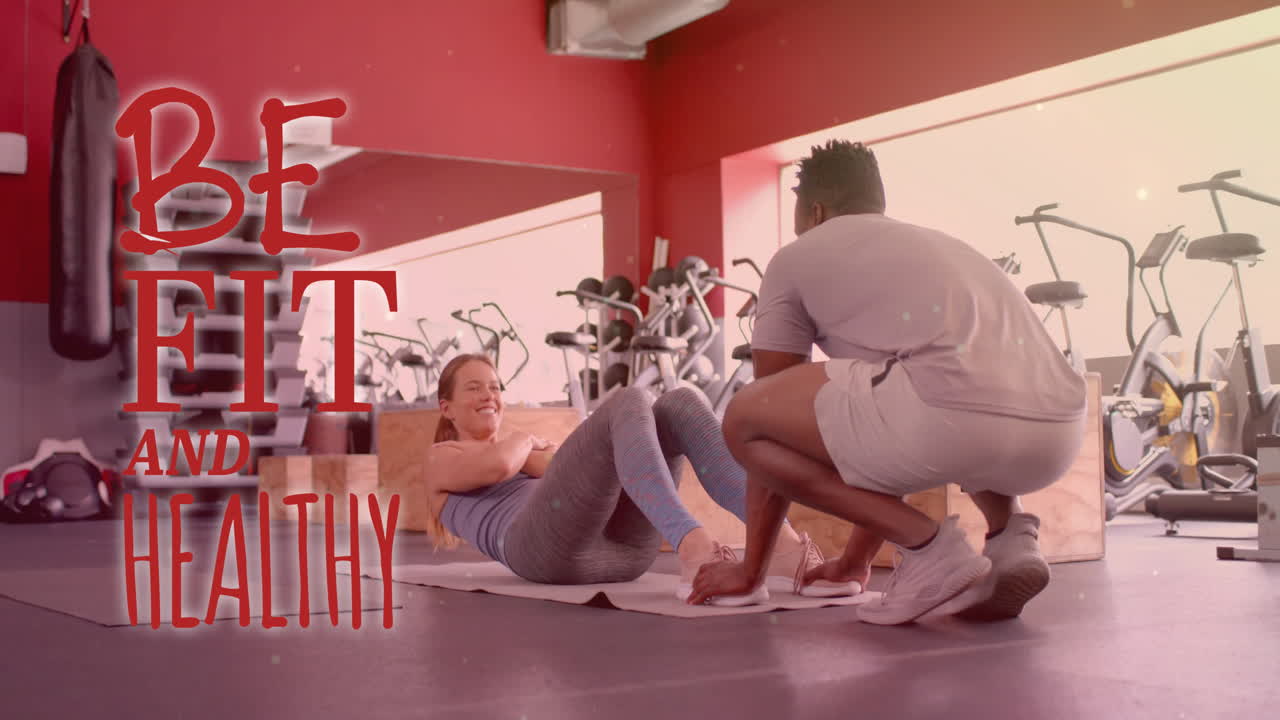 animación de texto de estar en forma y saludable sobre hombres y mujeres diversos haciendo ejercicio en el gimnasio
