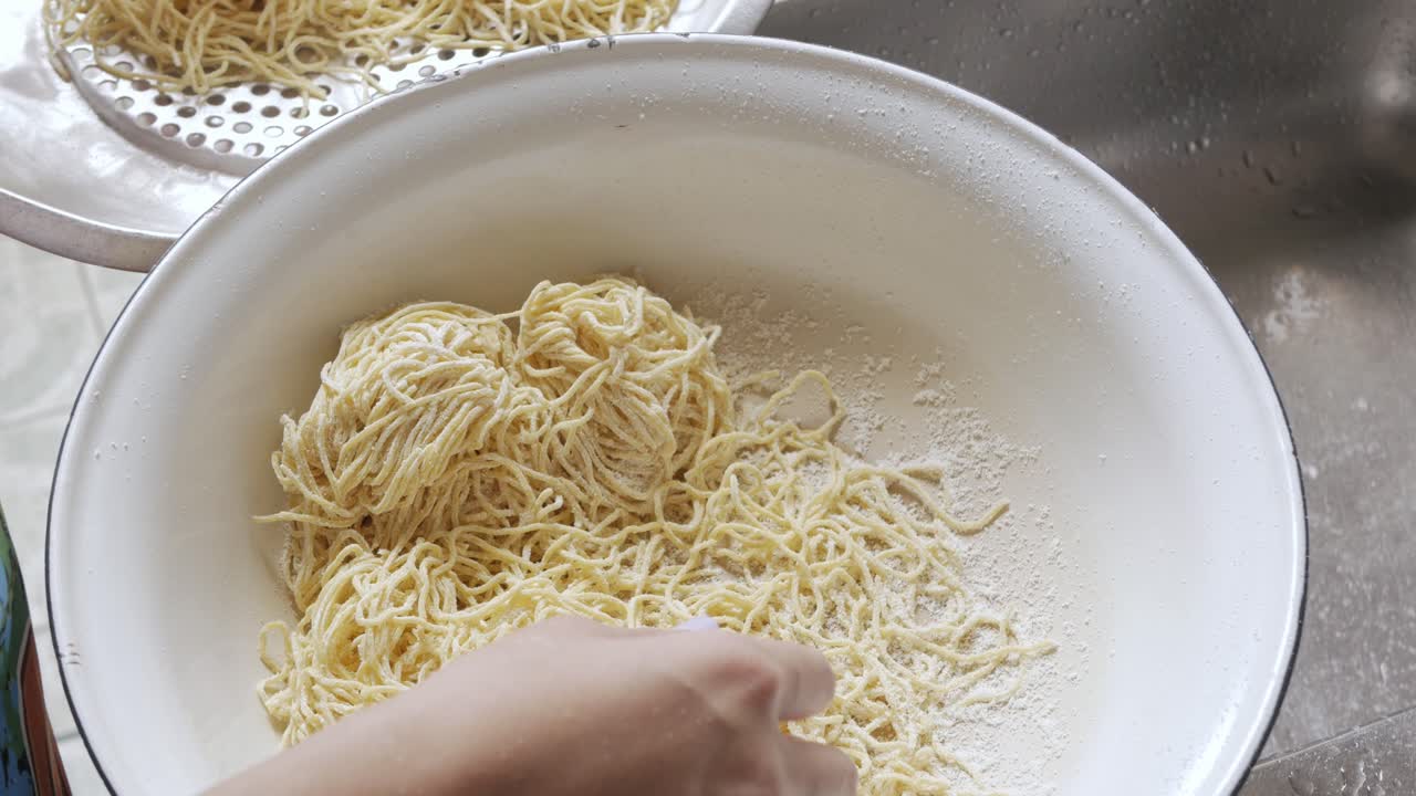 중국 국수 스프를 요리하기 위해 계란 국수 준비