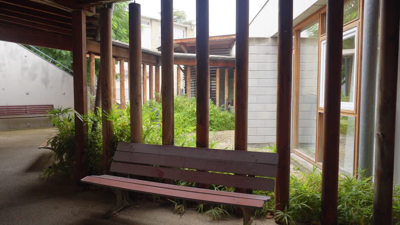 caminando por el camino dentro de la facultad de derecho y ciencias políticas en montpellier, francia, rodeado de arquitectura histórica, un ambiente tranquilo y una sensación de inspiración académica.