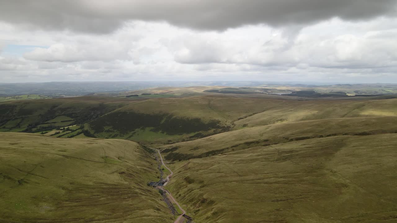 llyn y fach idílico brecon beacons trekking valle nublado campo desierto vista aérea paisaje