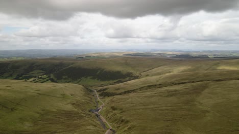 Llyn-Y-Fach-Idílico-Brecon-Beacons-Senderismo-Valle-Nublado-Campo-Desierto-Vista-Aérea-Paisaje