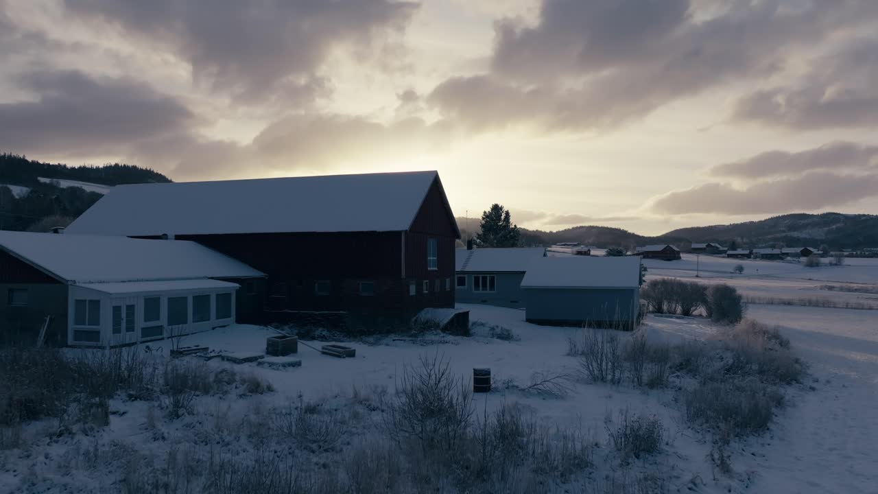cielo dramático contra las granjas durante el amanecer de invierno en indre fosen, noruega