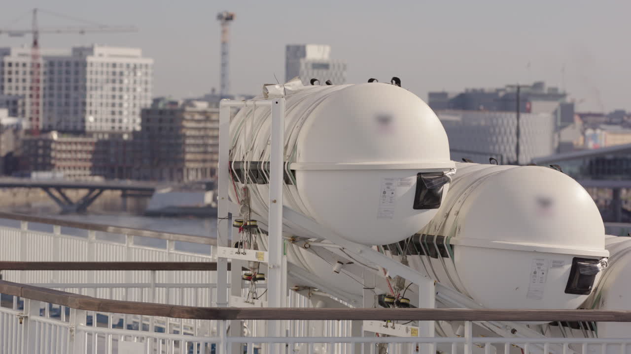 핀란드 헬싱키 시의 페리 크루즈에서 쌓인 구명 배