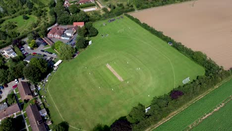 Imágenes-Aéreas-De-4k-De-Un-Partido-De-Cricket-De-Un-Pueblo-Inglés