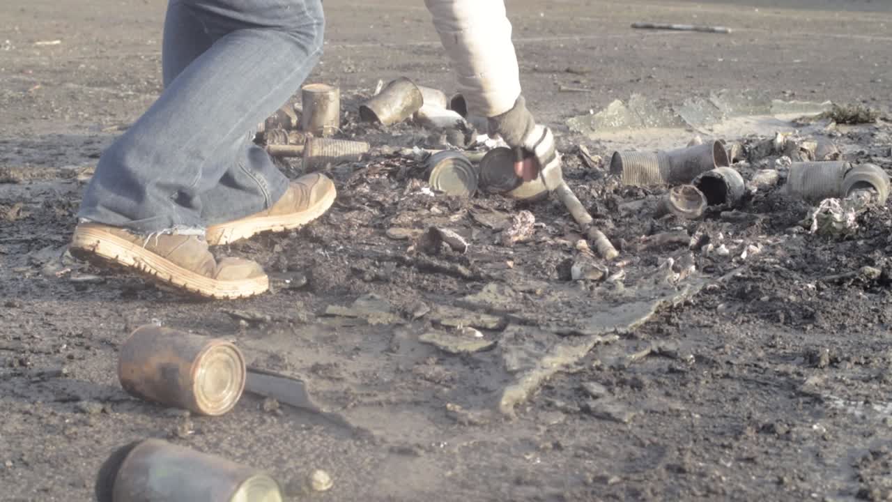 сбор алюминиевых банок, выброшенных на землю после пожара