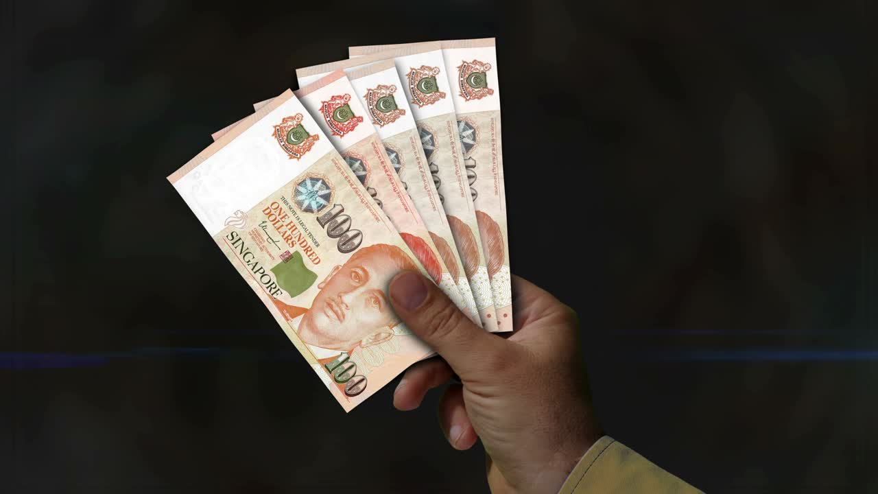 Kipas uang kertas Dolar Singapura di tangan