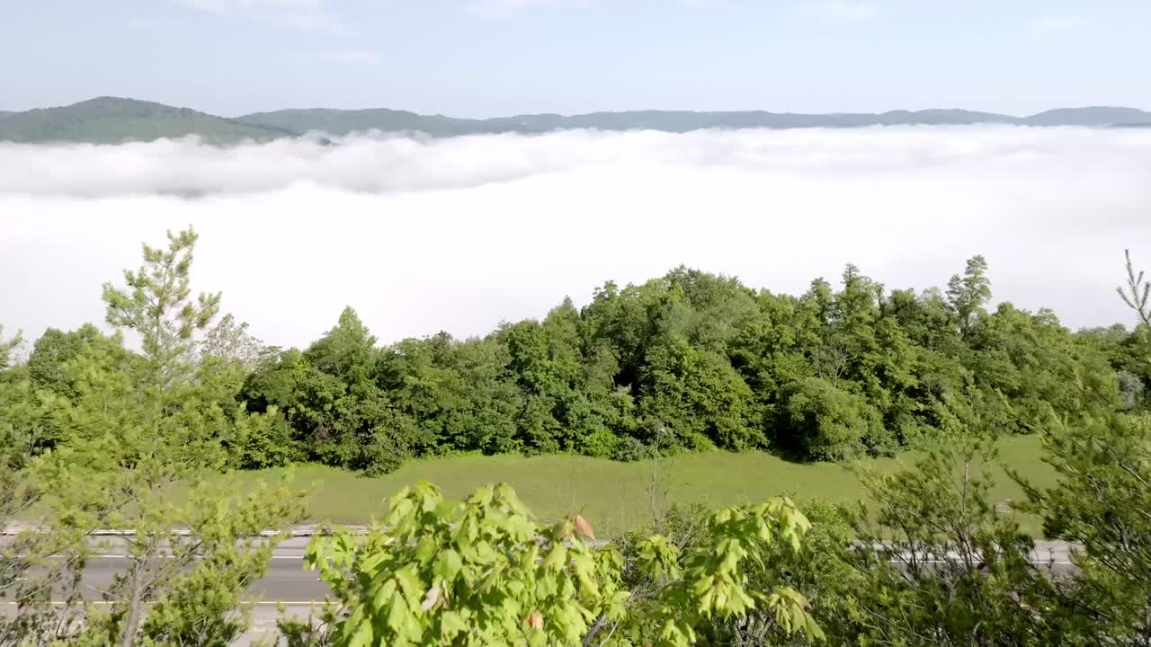 테네시 주 젤리코 근처의 75번 고속도로에서 구름과 안개와 함께  ⁇ 버랜드 산맥에서 드론 비디오가  ⁇  위를 이동하고 있습니다.