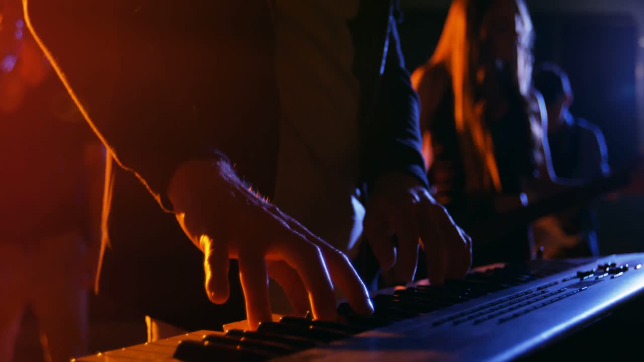 músico tocando el piano electrónico en el estudio