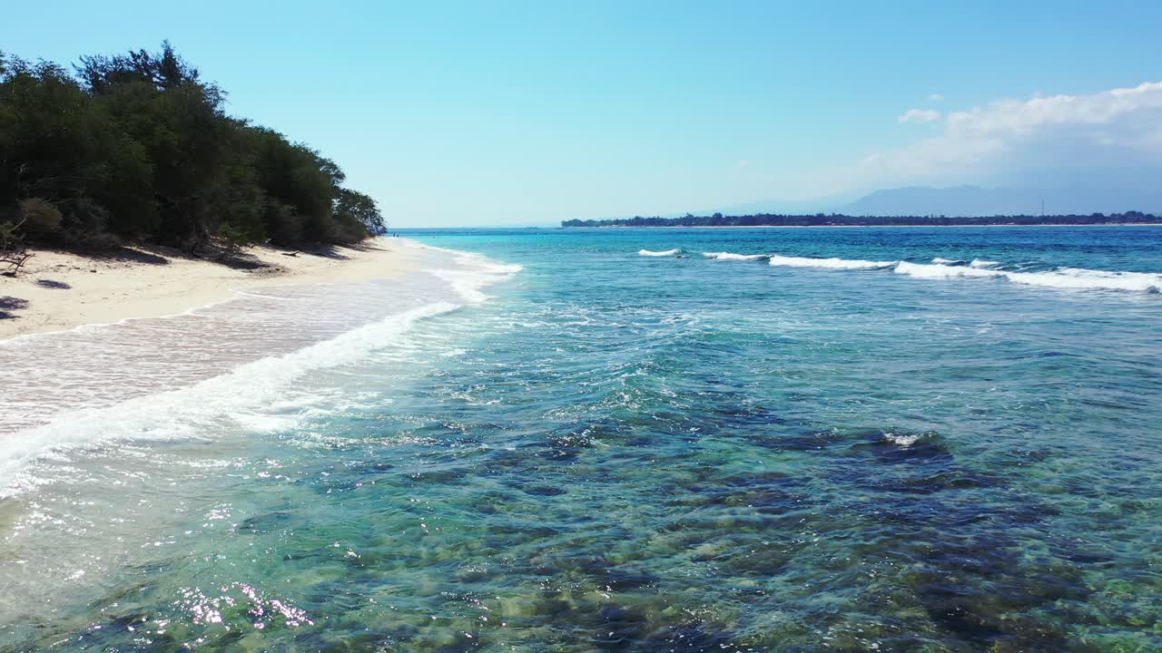 바하마의 밝은 아침에 무성한 초목이 있는 섬의 하얀 모래 이국적인 해변에 큰 파도가 튀는 문제가 있는 바다