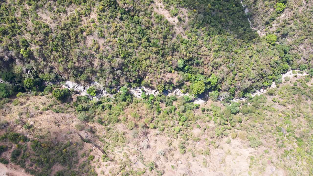 granja tierras agrícolas paisaje rural pueblo rústico del norte de kenia-bosque verde vista aérea y concepto de tecnología ambiental