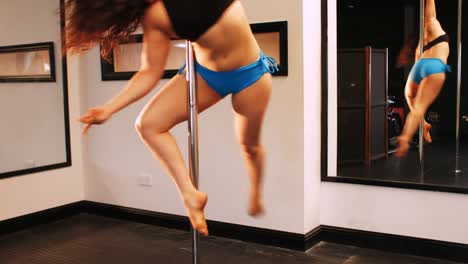 Pole-Tänzer-übt-Pole-Dance