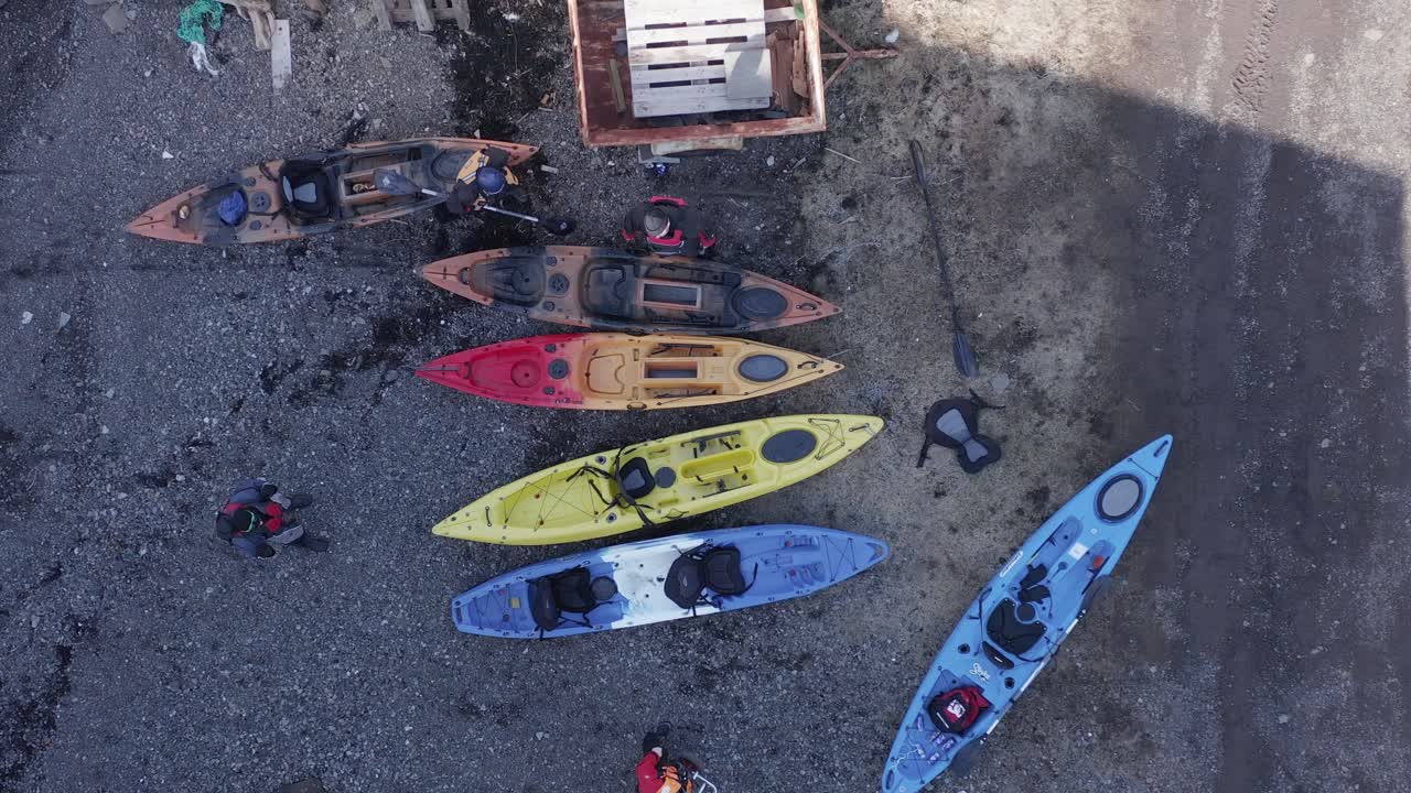 Kayak caricati a terra dopo un viaggio avventura in Islanda, vista aerea.