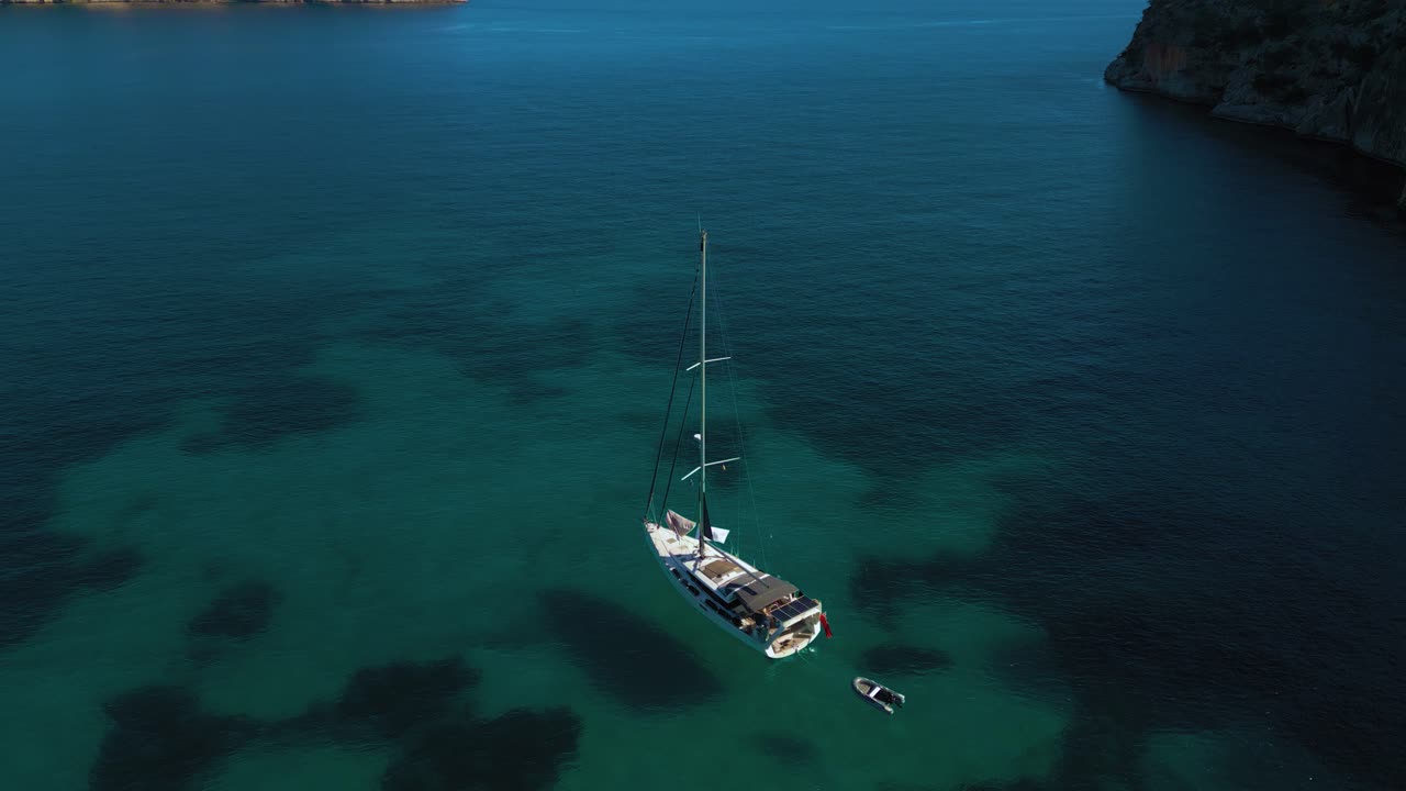 agua de mar azul turquesa clara, barco de vela, yate, bahía natural remota, isla de palma de mallorca