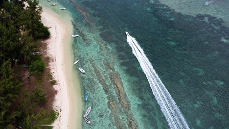 Privater-Strandbereich-Von-Oben-Aus-Der-Vogelperspektive-Mit-Blick-Auf-Das-Fahrende-Hochgeschwindigkeitsboot