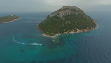 espejo turquesa: figarolo, aguas vibrantes, antenas de lujo, y la hermosa montaña