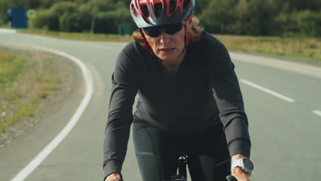 Sportliche-Frau,-Die-Im-Freien-Ein-Triathlonrad-Reitet