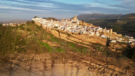 pueblo de montaña blanco de iznajar en andalucía, españa - pedestal aéreo 4k arriba