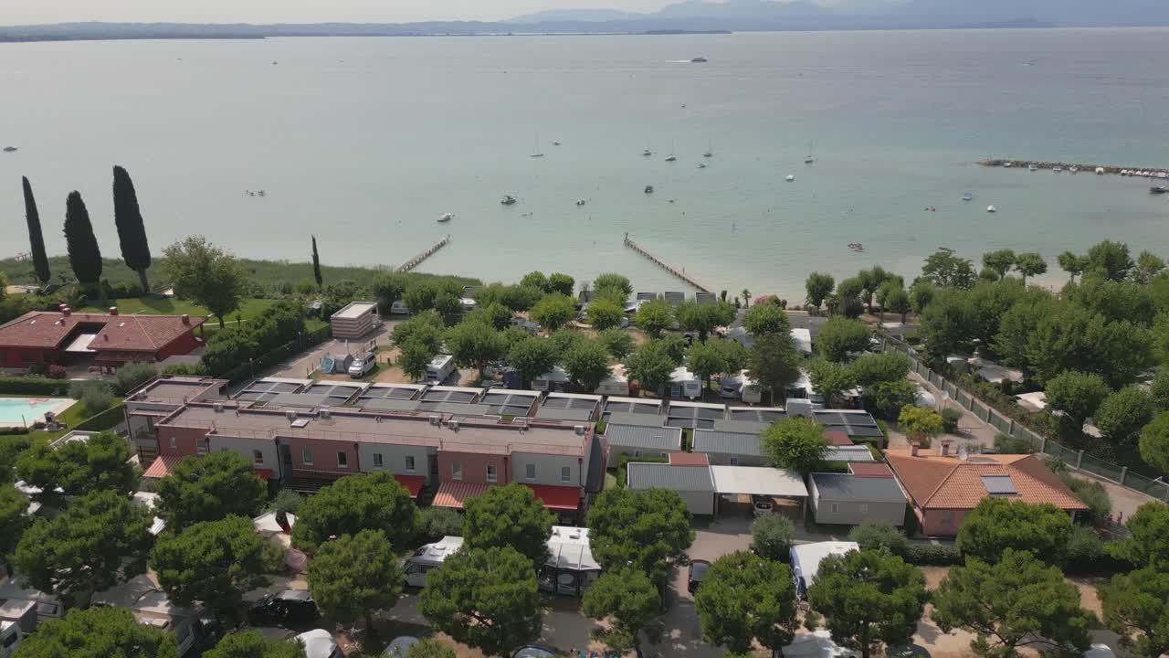 이탈리아 가르다 호수 연안 에 있는 레 팔메 캠핑장 의 공중 사진
